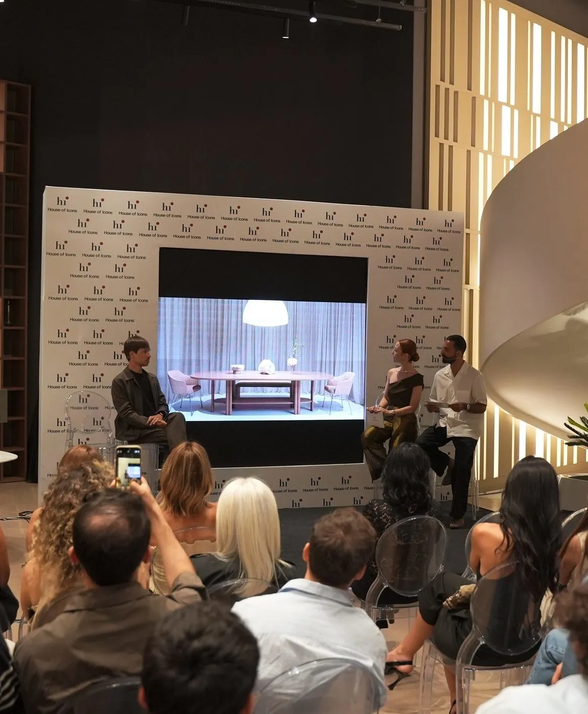 House of Icons, Bir Referans Noktası